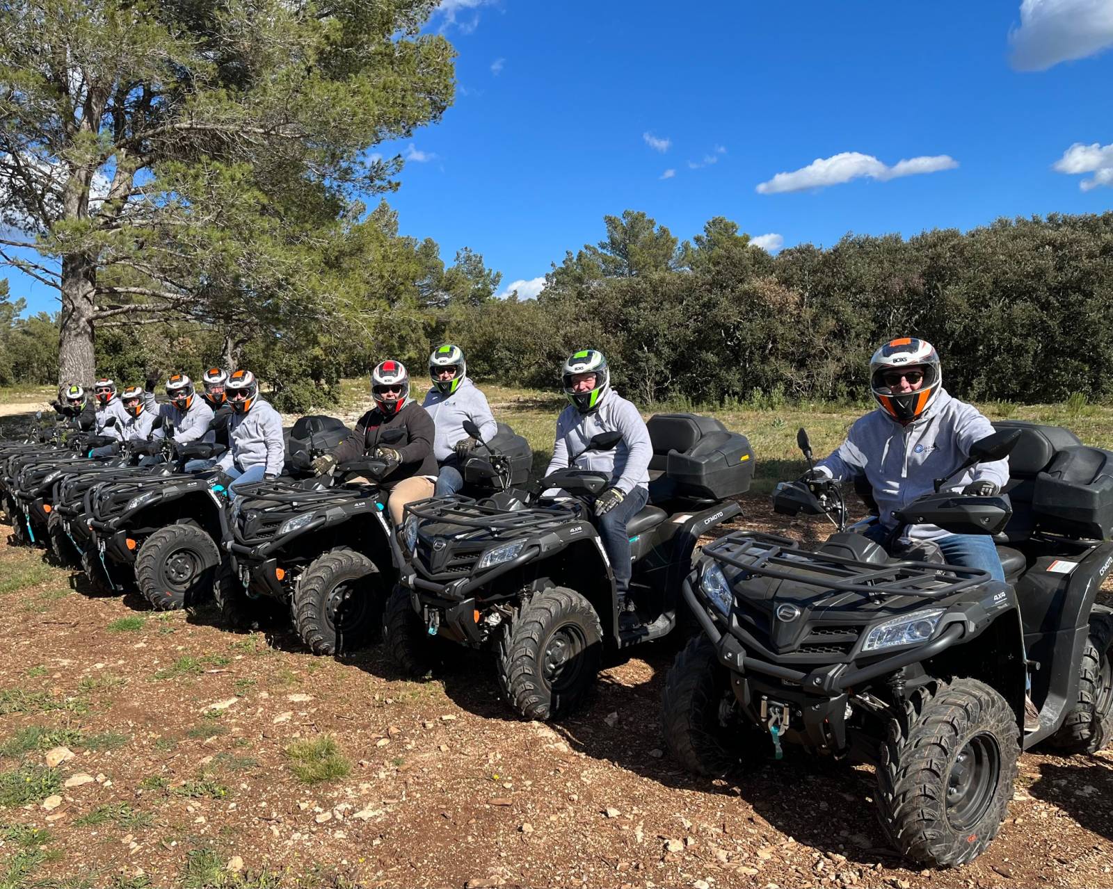 Location de quads pour randonnée en groupe avec guide à Bandol (83)